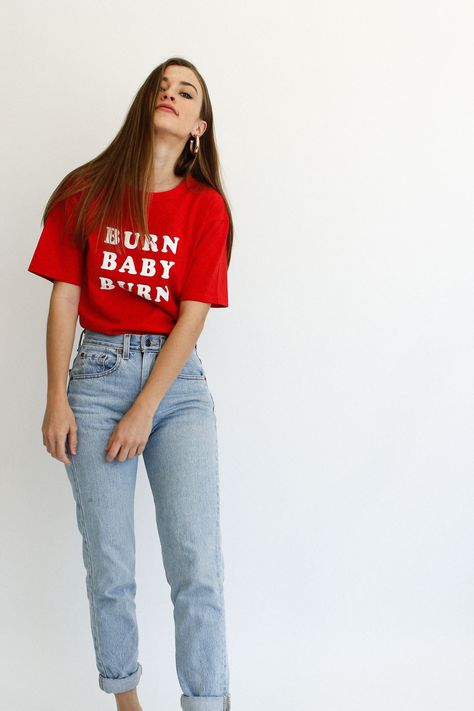 Red Shirt And Jeans Outfit Casual, Red Shirt Outfits Women Casual, Jeans Tshirt Women, Red Tshirt Outfit Casual, Red Graphic Tee Outfit, Red Tshirt Outfit Women, Boyfriend Tee Outfit, Red Tee Outfit, Red T Shirt Outfit