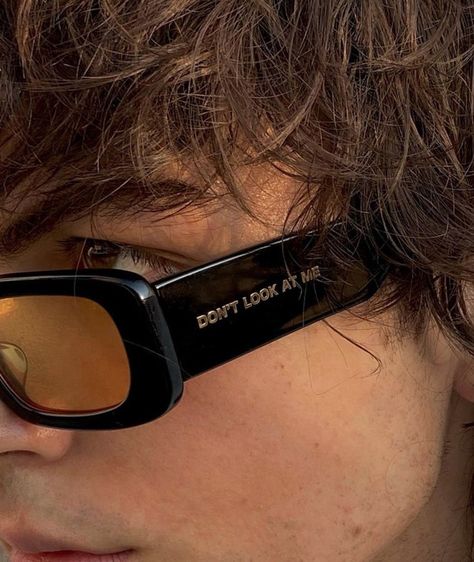 Streetwear on Instagram: “don’t look at me - #smartstreetwear” Sunglasses For Your Face Shape, Tumblr Boys, Foto Ideas Instagram, Cool Sunglasses, Mode Inspo, Soft Grunge, Look At Me, Oakley Sunglasses, Photo Inspiration