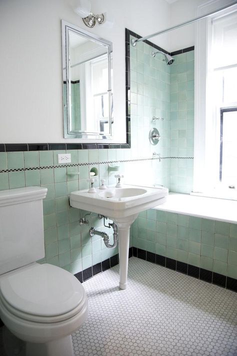 Vintage Black And White Bathroom, Retro Bathroom Ideas, Green Bathroom Colors, Spanish Style Bathrooms, Colorful Bedroom Design, Spanish Bathroom, Old Bathrooms, Art Deco Bathroom, Retro Bathrooms