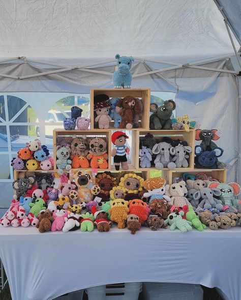 Crochet Display Ideas, Mj Crochet, Crocheting Plushies, Business Display Ideas, Market Set Up Ideas, Market Crochet, Crochet Craft Fair, Craft Market Display, Craft Booth Display