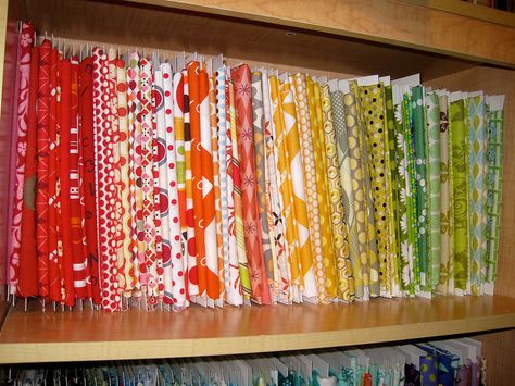 Organizing your fabrics on comic book boards How To Fold Fabric On Comic Book Boards, Comic Boards, Organize Fabric, Fabric Storage, Craft Room Organization, Room Organization, Quilt Inspiration, Craft Room, Comic Books