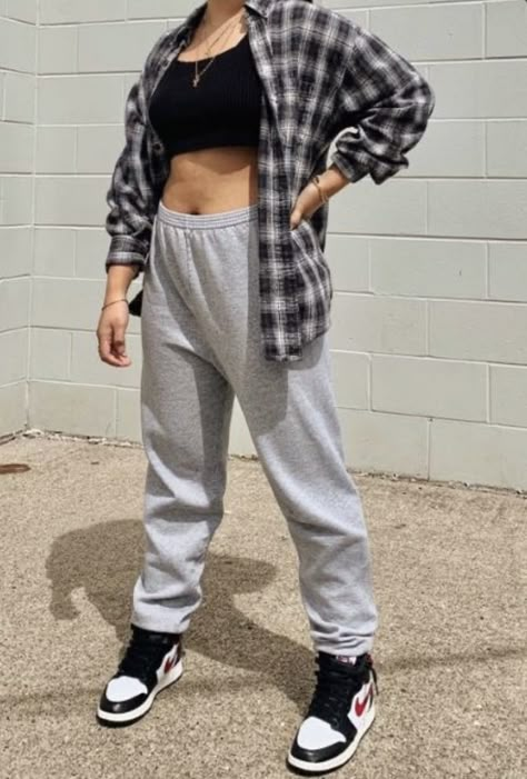 Light Grey Sweatpants Outfit, Grey Sweatpants Outfit Women, Ways To Style Sweatpants, Sweatpants Outfit Women, Gray Sweatpants Outfit, Sweatpants Outfits, Sweats Outfit, Flannel Outfits, Grey Sweats