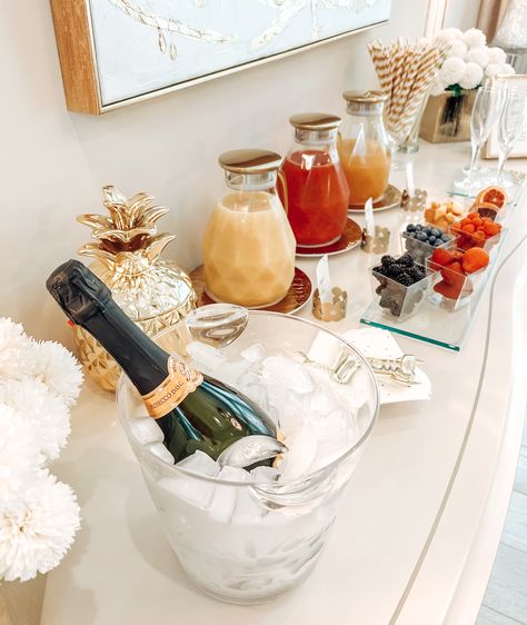 Bridal Suite Mimosa Bar, Mimosa Bar Aesthetic, Mimosa Bar Set Up, Fall Mimosa Bar, Mimosa Bar Ideas, Mimosa Bar Wedding, Beverage Station Party, Baby Tea Party, Mimosa Brunch