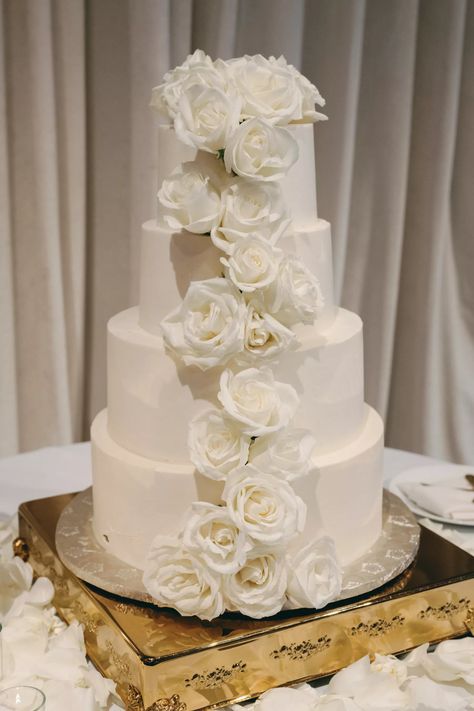 Round White Four Tiered Wedding Cake with Cascading White Roses Ideas Wedding Cakes With Gold Accents, Cakes With Gold Accents, Wedding Cakes Blush Pink, Wedding Cakes With Gold, Wedding Cake With White Roses, Tropical Wedding Cakes, Wedding Cakes Beach, Cake With White Roses, Vanilla Wedding Cake