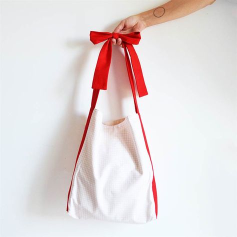 frankie exclusive diy: bow bag • craft • frankie magazine • australian fashion magazine online Bow Tote Bag, Pretty Tote Bags, Frankie Magazine, Tote Bag Pattern Free, Tote Bag Tutorial, T Bag, Bag Craft, Bag Pattern Free, Textile Bag