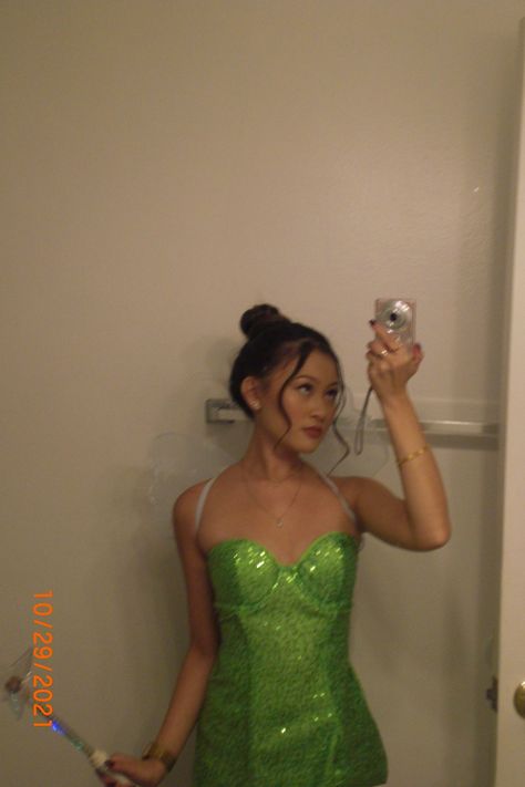 Tinkerbell costume #halloweencostume #tinkerbellcostume Tinker Bell Aesthetic Costume, Hot Tinkerbell Costume, Brunette Tinkerbell Costume, Aesthetic Tinkerbell Costume, Tinkle Bell Costume, Tinker Bell Hairstyles, Tinkerbell Costume Aesthetic, Tinkerbell Makeup Halloween, Tinkerbell Diy Costume