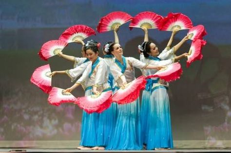 Multi Cultural Art, Cultural Dance, Chinese Fans, Chinese Dance, Chinese Fan, Fan Dance, Snake Art, Music Sing, Traditional Dance