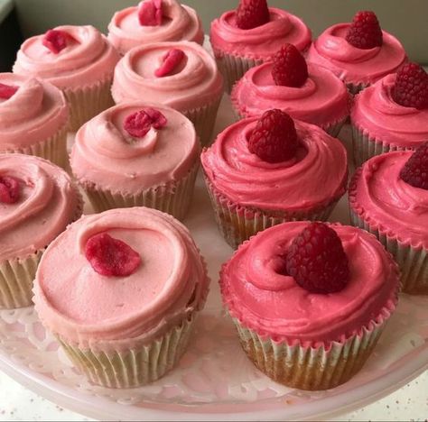 #follow #cupcakes #foodie #foodporn #food #dessert #cake #blogging #blogger #blog Pink Buttercream Cupcakes, Aesthetic Baking, Peach Melba, Raspberry Buttercream, Peach Fruit, Cute Baking, Cupcakes Cake, Think Food, Cute Desserts