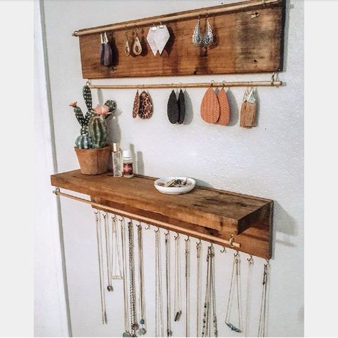 Diy Jewelry Rack, Repurposed Pallet Wood, Jewelry Storage Diy, Gold Hooks, Diy Jewelry Holder, Jewelry Rack, Jewelry Organizers, Jewelry Organizer Diy, Diy Crafts Room Decor