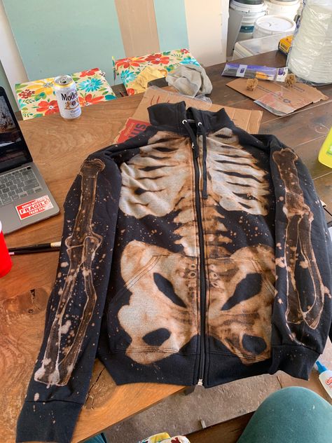 Cricut Zip Up Hoodie Ideas, Bleached Zip Up Hoodie, Hand Painted Hoodie, Painted Hoodie, Painting Hoodie, Punk Design, Band Hoodies, Bleach Art, Camo Hoodie