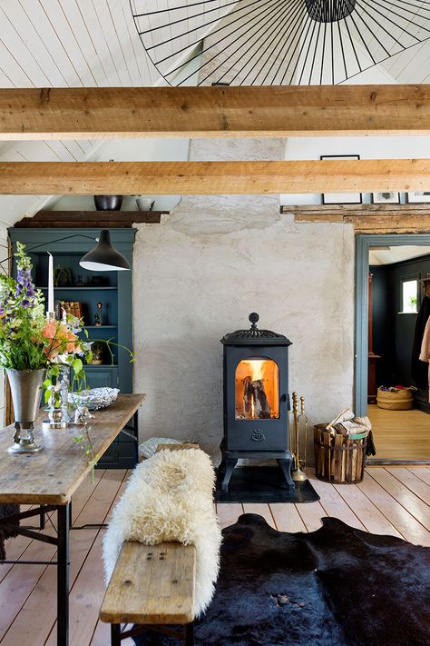 Blue Tones and Wood in a Swedish Summer House — THE NORDROOM Attic Sitting Room, Swedish House Interior, Swedish Cabin, Swedish Summer House, Swedish Houses, Summer House Interiors, Interior Farmhouse, Swedish Summer, Swedish Cottage