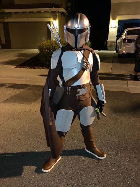 My son asked me to make him a legit mandalorian costume for halloween with all the accessories! He loves it! #mandalorian #DIY #starwarshalloween #mandaloriankidscostume Diy Mando Costume, Mandalorian Family Costume, Mandolorian Costume Diy, Mandalorian Costume Diy, Diy Mandalorian Costume, Mandalorian Halloween Costume, The Mandalorian Costume, Costume Template, Disfraz Star Wars