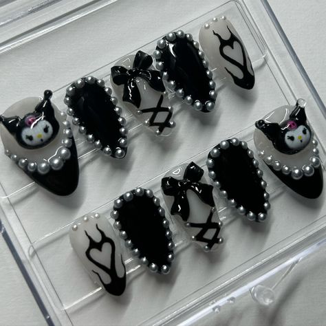 Kuromi coquette? 🖤 Kuromi Nails French Tip, Gothic Coquette Nails, Kuromi Charm Nails, Black Kuromi Nails, Kurumi Nails, Kuromi Nail Designs, Black Coquette Nails, Kuromi Nails Acrylic, Uñas Kuromi