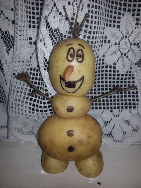 Easy to make potato olaf! Potatoes, twigs, toothpicks to hold him together, carrot for the nose, and vivid to draw his eyes etc. Potato Carving Ideas, Potato Book Characters Ideas, Potato Carving, Potato Character, Potato People, Potato Drawing, Fruits Art, Parade Ideas, Children Sketch