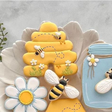 Summer Entertaining Recipes, Summer Sugar Cookies, Flood Icing, Bee Cookies, Royal Iced Cookies, Bee Birthday Party, Iced Biscuits, Themed Cookies, Iced Sugar Cookies