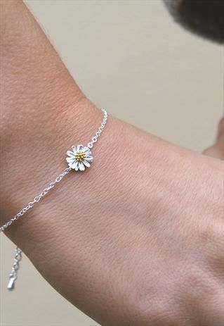 Daisy Accessories, Daisy Jewellery, Tahitian Pearl Bracelet, Dramatic Earrings, Daisy Jewelry, Women Bracelets, Bracelets Women, Daisy Charm, Daisy Bracelet