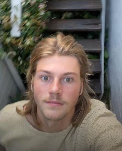 Ruel van Dijk. Singer from Australia. Livestream January 13th 2022 35 Year Old Man, Surfer Hair, Mustache Men, Men Haircut, Rustic Bathroom Decor, Middle Aged Man, Van Dijk, Character Inspo, Aesthetic Guys