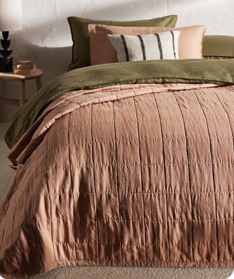 Simple Bedspread Ideas, Linen Bedspread Natural, Bedspread Styling, Rust And Pink Bedroom, Pink And Green Home Decor, Bedding Colour Scheme, Coloured Bedding, Bedspread Ideas, Cabin 7