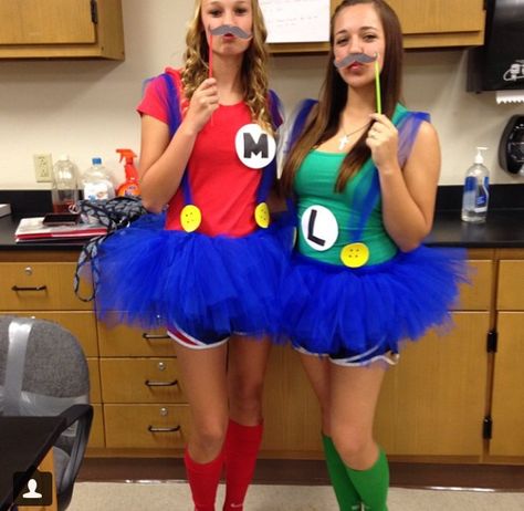 Mario and Luigi for our twin day costume, stolen from Pinterest of course :) Twin Day Ideas, Mario And Luigi Costumes, Mario And Luigi Halloween, Halloween Costumes For Besties, Luigi Halloween Costume, Costumes For Besties, Luigi Costume, Friend Halloween Costumes, Spirit Week Ideas