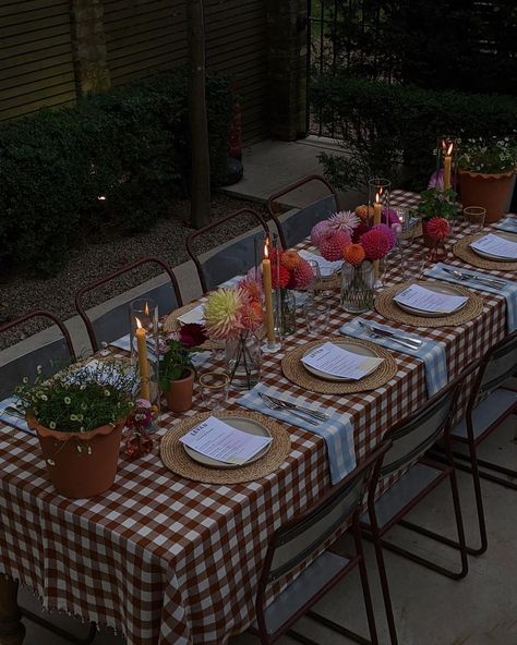 Small Dinner Party Table Settings, Lunch Set Up, Table Dinner Set Up, Hosting Table Decor, Cute Dinner Set Up, Table Party Set Up, Simple Dinner Party Table Settings, Autumnal Dinner Party, Fall Table Set Up