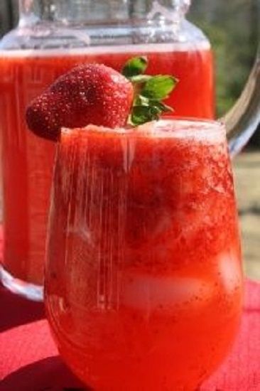 STRAWBERRY LEMONADE VODKA PUNCH * easy and inexpensive alcoholic drink for a crowd * Limeade Punch, Punch Party, Glace Fruit, Drinks Vodka, Vodka Punch, Strawberry Limeade, Lemonade Punch, Alcoholic Punch, Jungle Juice