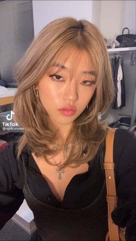 Wolfcut And Bangs, Wolfcut Inspo Medium, Wolf Cut Bangs Short, Hug Cut Hairstyle, Wolfcut Wispy Bangs, Wolfcut Hair Color Ideas, Medium Length Haircut Wolf Cut, Short Hair For Rectangle Face Shape, Blonde Wolf Cut With Bangs