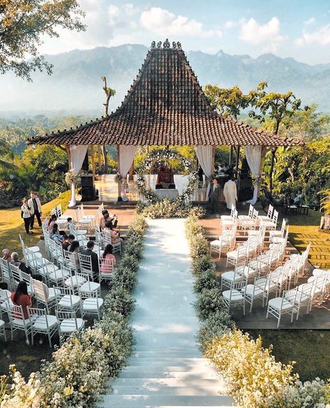 FORNIA on Instagram: “Hanson & @isable_xu ‘s beautiful wedding venue ✨✨ @pl.borobudur” Wedding Inspo Outdoor, Dekor Nikahan, Dream Garden Wedding, Dekorasi Wedding, Moodboard Wedding, Javanese Wedding, Dream Wedding Decorations, Private Wedding, Wedding Venue Inspiration