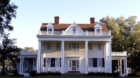 The Notebook House, White House With Black Shutters, House With Black Shutters, Notebook House, Black Shutters, Blue Shutters, Plans Architecture, Plans House, Casa Vintage