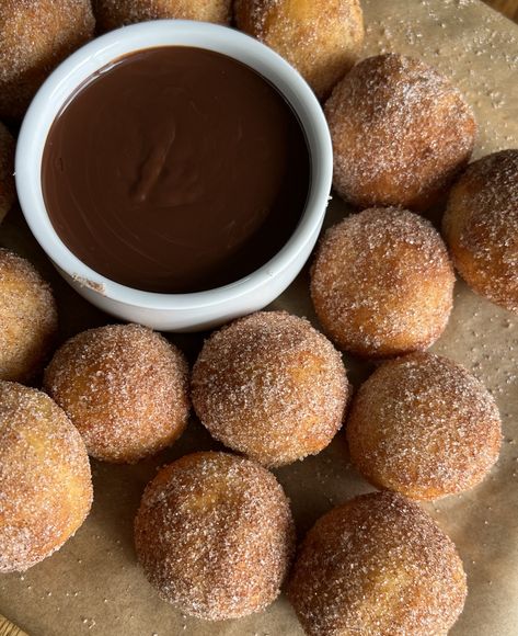 Cinnamon Sugar Sourdough Donut Holes — Well Made by Kiley Sourdough Donut Holes, Cinnamon Sugar Sourdough, Sourdough Donut, Sourdough Donut Recipe, Baked Donut Holes, Cinnamon Sugar Donut Holes, Cinnamon Bites, Donut Hole Recipe, Sourdough Bagels