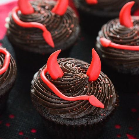 Devils Food Cupcakes, Spooky Halloween Desserts, Witch Cupcakes, Halloween Food Cupcakes, Food Cupcakes, Monster Cupcakes, Halloween Baking, Devils Food, Halloween Desserts