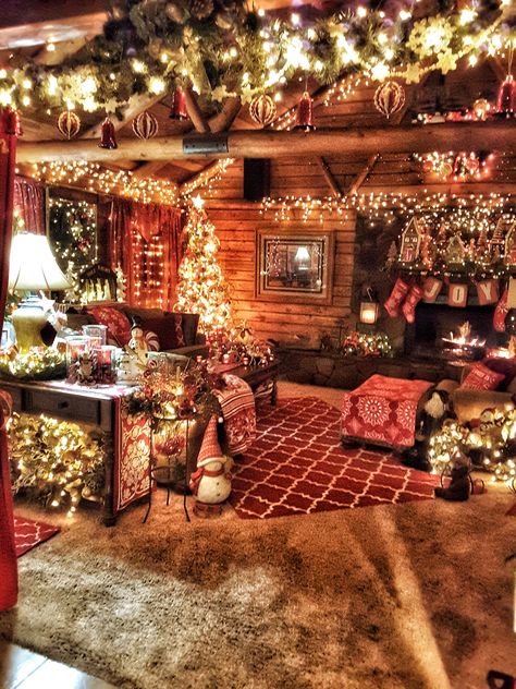 Cabin Christmas Decor, Log Cabin Christmas, Decoration Vitrine, Room Decoration Ideas, Cozy Cabins, Christmas Living Room, Chill Room, Log House, Cabin Christmas