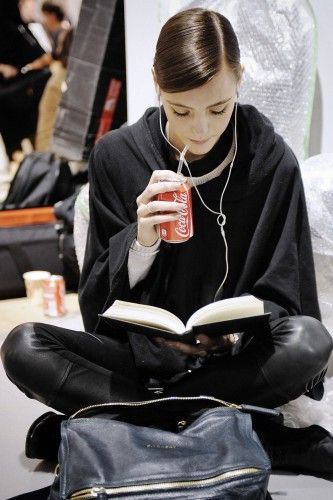 Backstage At Dior's Fall '12 Dior Backstage, Girl Reading Book, Models Backstage, Jane Eyre, Poses References, Woman Reading, Reading A Book, Looks Street Style, Skyfall