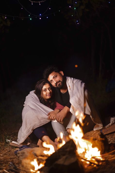 Fire Camp Couple Photoshoot, Fire Camp Couple Poses, Campfire Pre Wedding Shoot, Pre Wedding Shoot Ideas Outfit, Shadi Pose, Campfires Photography, Bone Fire, Night Wedding Photography, Pre Wedding Photoshoot Beach