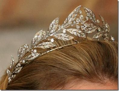 Modern laurel leaf tiara given to Princess Mathilde on her marriage to Prince Philippe of Belgium in 1999. Laurel Wreath Crown, Royal Crowns, Royal Tiaras, Headpiece Jewelry, Laurel Wreath, Royal Jewels, Royal Jewelry, Crown Jewels, Fantasy Jewelry