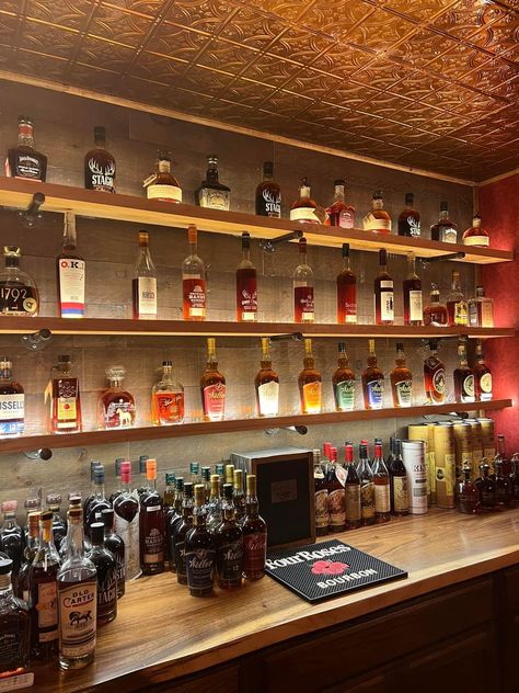 Bar Shelves Ideas, Whiskey Lounge, Bourbon Room, Liquor Shelf, Whiskey Room, Bourbon Bar, Home Pub, Bar Shelves, Modern Home Bar