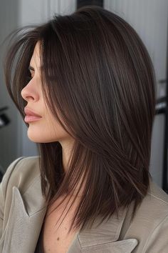 Mid Haircut With Layers, Angled Medium Length Hair, Flat Short Hair Haircuts, Hairstyle For Flat Hair, Short Layers Hairstyles, Shoulder Cut Hair, Angled Lob Haircut, Short Hair Long Layers, Long Bob Hair Styles