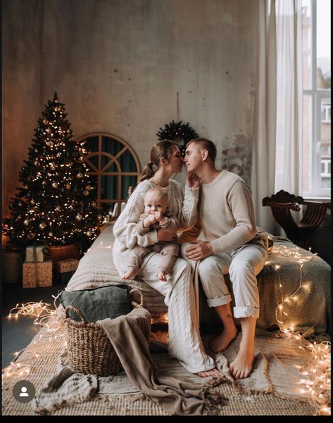 Studio Winter Photoshoot, Cozy Christmas Pictures Family, Christmas Morning Photoshoot, Christmas Photos On Bed, Christmas Family Studio Photoshoot, Christmas Bed Photoshoot Family, Cozy Christmas Photoshoot, Family Bedroom Photoshoot, Christmas Bedroom Photoshoot