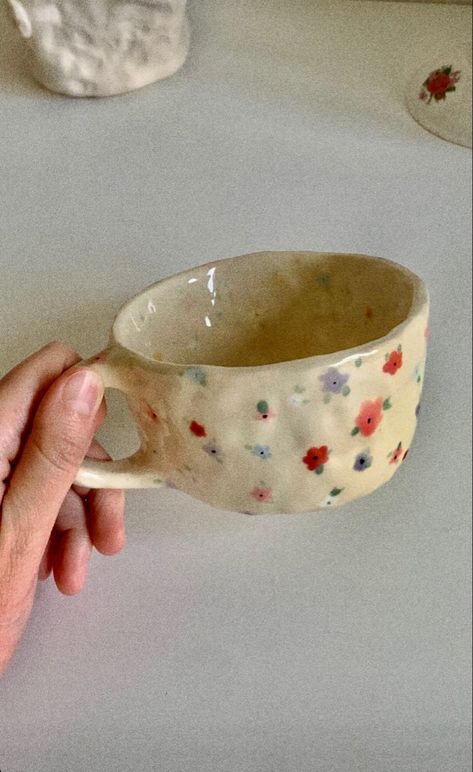 Big Mug Aesthetic, Handmade Mugs Aesthetic, Weird Mugs Aesthetic, Clay Cups Aesthetic, Cermanics Aesthetic, Pinch Mug Pottery, Funky Ceramic Mugs, Aesthetic Coffee Mugs, Cute Coffee Mugs Aesthetic