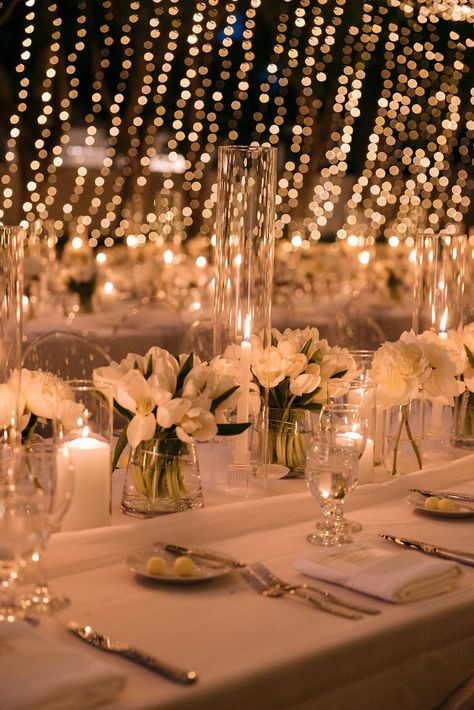 White And Glass Wedding Decor, Tulips In Wedding, Wedding Decorations Tulips, Classic White Wedding Theme, White Wedding Flowers Table Decor, Wedding White Tulips, White Tulip Centerpiece, White Tulips Wedding Decoration, Wedding With Tulips