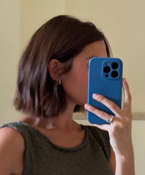 Shorter Dark Brown Hair, Brown Chin Length Bob, Partial Bangs Short Hair, Natalie Portman Bob Hair, Short Hair All One Length, Nineties Bob Haircut, Short Hair On Wavy Hair, Short Brown Hair Thick, Light Brunette Short Hair