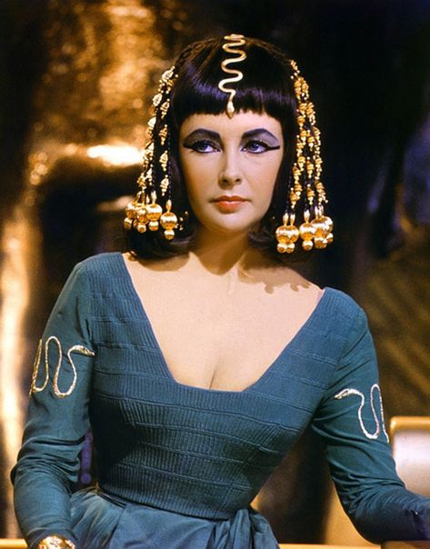 Sala66 — Elizabeth Taylor en “Cleopatra”, 1963 Egyptian Hairstyles, Elizabeth Taylor Cleopatra, Old Hollywood Hair, Liz Taylor, Actrices Hollywood, Foto Art, Elizabeth Taylor, Classic Hollywood, Costume Design