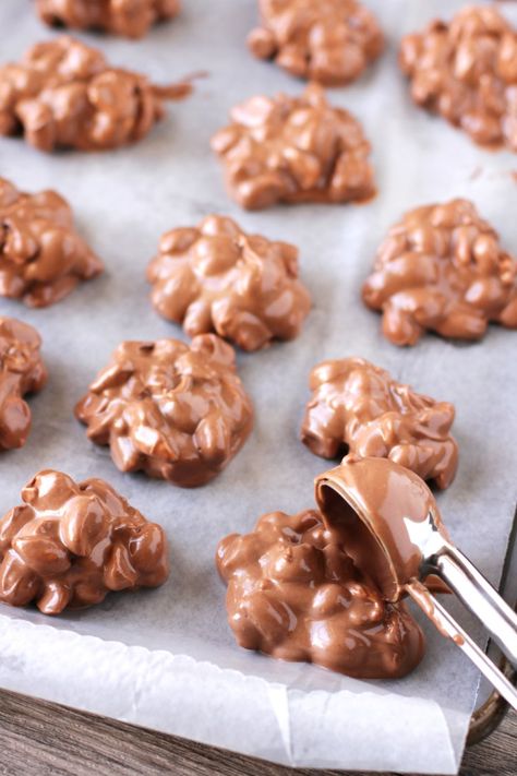 Crock-Pot Peanut Cluster Candy - Delicious as it Looks Crockpot Candy Peanut Clusters, Peanut Butter Marshmallow Fudge, Easy Crockpot Candy, Monkey Pizza, Crockpot Peanut Clusters, Peanut Cluster, Peanut Clusters In Crockpot, Crock Pot Candy, Crockpot Candy Recipes