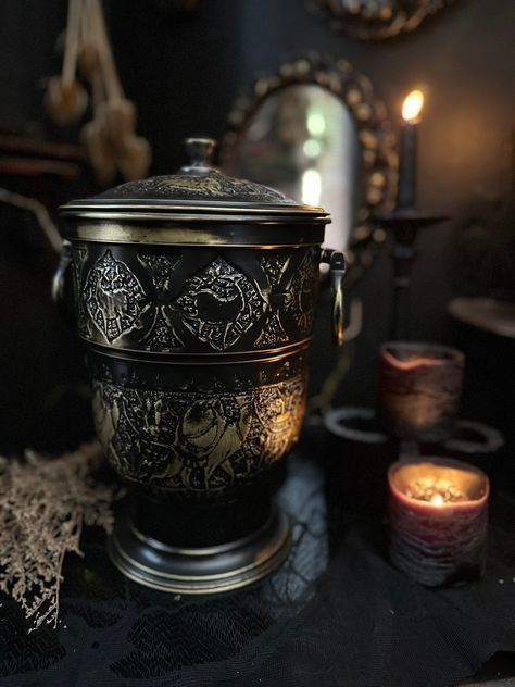 Home Decor Dark, Decor Dark Academia, Urn Vase, Gothic Home, Etched Designs, Dark Academia Aesthetic, Gothic Home Decor, Academia Aesthetic, Gothic House