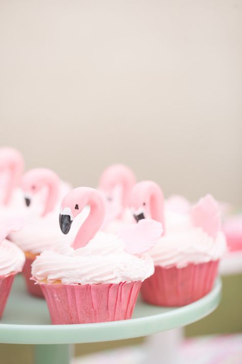 Flamingo cupcakes: http://www.stylemepretty.com/living/2015/07/29/flamingo-inspired-birthday-party/ | Photography: Amy & Jordan - http://amyandjordan.com/ Dessert Bord, Cupcake Receptek, Flamingo Cupcakes, Pink Flamingo Party, Pastel Cupcakes, Flamingo Cake, Aloha Party, Flamingo Birthday Party, Fiesta Tropical