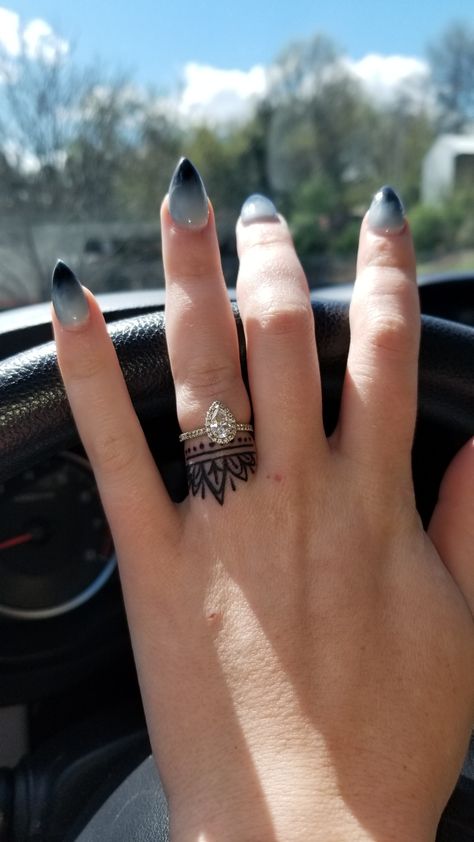 Tatoo Ring, Wedding Ring Finger Tattoos, Wedding Ring Tattoos, Ring Tattoo Designs, Wedding Band Tattoo, Tattoo Wedding, Tattoo Band, Ring Tattoo, Wedding Ring Finger