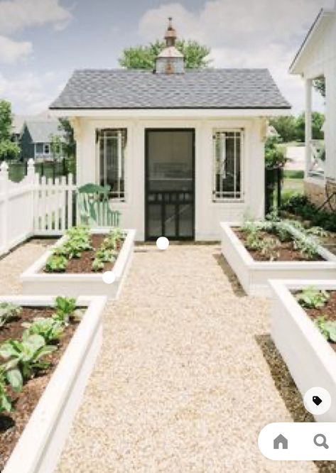 Shed Inspiration, Diy Cottage, Farmhouse Backyard, Farmhouse Landscaping, Casa Country, Cottage Gardens, Farmhouse Garden, Casa Exterior, Vegetable Garden Design