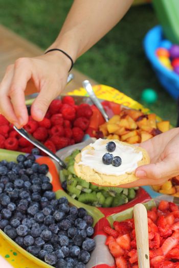 Fruit pizza with cream cheese frosting. A great food idea for showers, birthdays, or any large group gathering. Fruit Pizza Cookies, Fruit Pizza Bar, Mini Fruit Pizzas, Fresh Fruit Recipes, Mini Pizzas, Dessert Party, Fruit Pizza, Toddler Snacks, Think Food