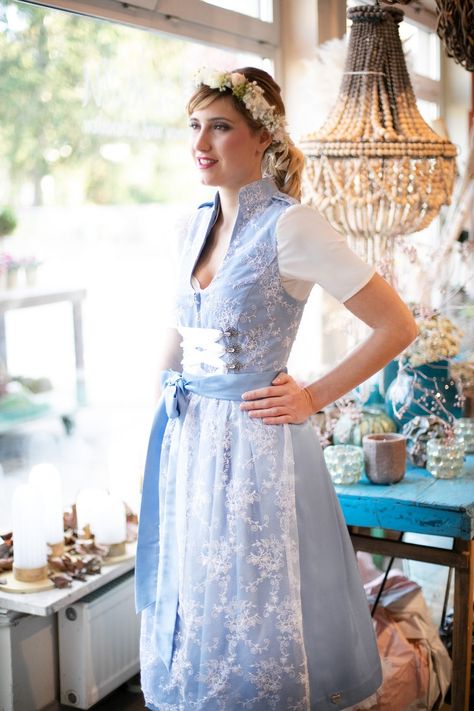 Eine klassisch bayerische Farbkombination für dein Hochzeitsdirndl, das an einen Weißblauen Himmel im Sommer erinnert. Sanftes Hellblau mit zarter, reinweisser Spitze überzogen.  Der besondere Look des Unikats entsteht durch den hochgeschlossenen Kelchkragen und die Schulterklappen am Mieder.  Der handgefertigte Blumenkranz von Aschwin Florales Design aus Ismaning verleiht dem Look Romantik pur. Dirndl Dresses, German Dress Dirndl, Dirndl Dress, German Women, Gold Bullion, Buy Bitcoin, Traditional Dresses, Dresses, Beauty