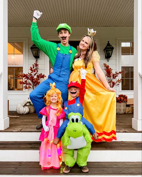 Mario Brothers Family Halloween Costumes, Diy Mario Family Costumes, Familycostume Ideas, Mario Bros Halloween Costumes Family, Mario Costume Kids, Mario And Luigi Family Costumes, Mario Costumes Family, Super Mario Group Costume, Family Mario Costumes