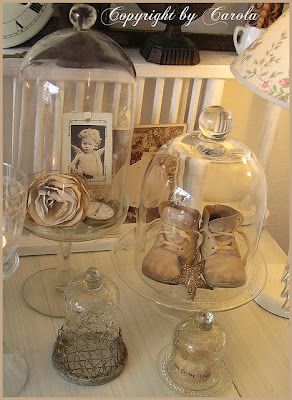 What To Put Under A Cloche Glass Domes, Decorating With A Cloche, Small Cloche Ideas, Cake Dome Decor, Cloche Styling, Cloches Decor Ideas, Glass Dome Decor Ideas, Cloche Decor Ideas, Glass Cloche Decor